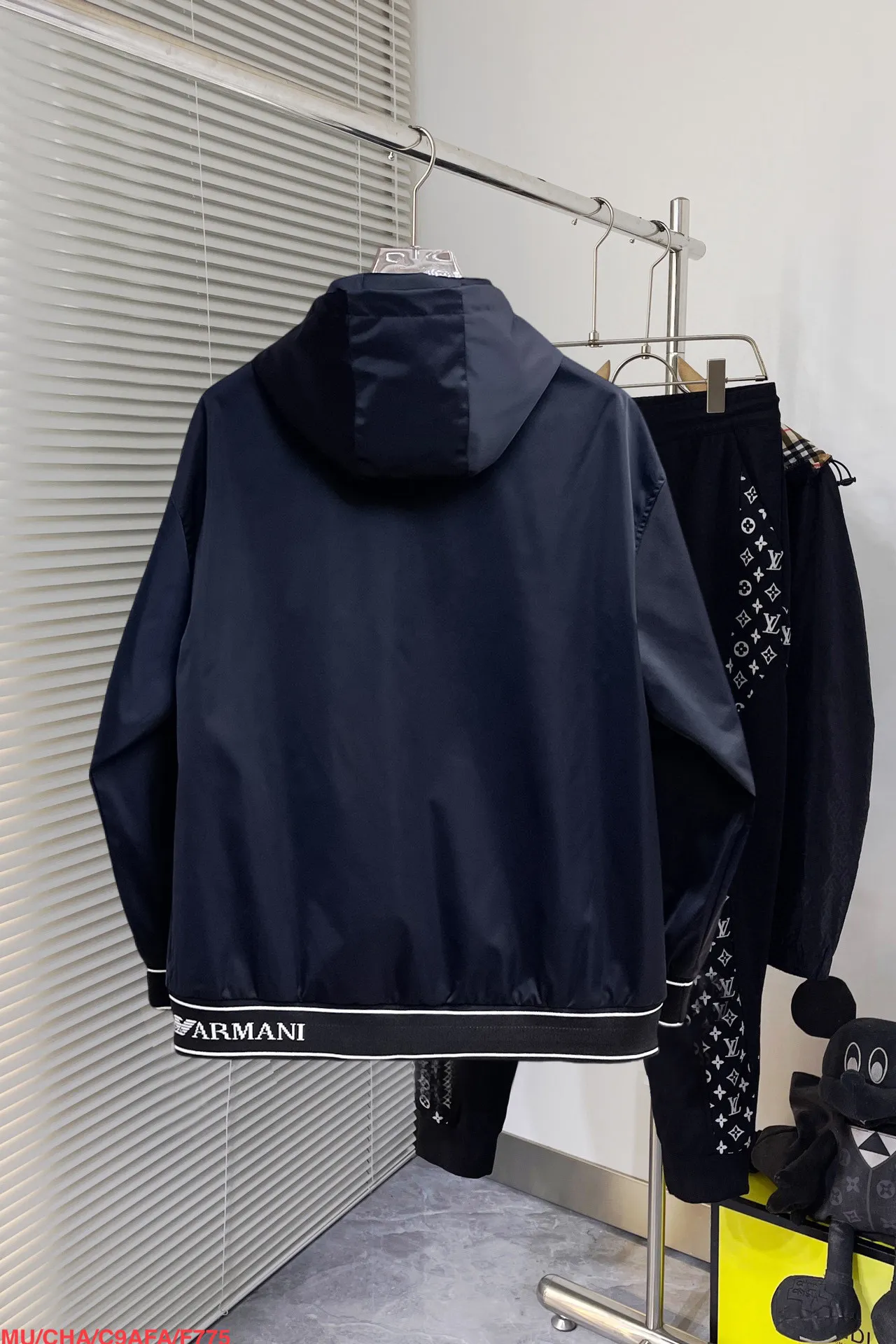 Armani official website Same Style, complete with three labels, on sale in advance. 2026 Autumn and Winter New Arrival men's jacket, Original with complete three labels, Premium version. Custom-made fabrics at the counter. Breathable, high comfort, impeccable details, brand element design concept, reflecting high quality. It feels delicate and soft, presents a casual cut, and has a great upper body shape. Sizes: M～3XL,